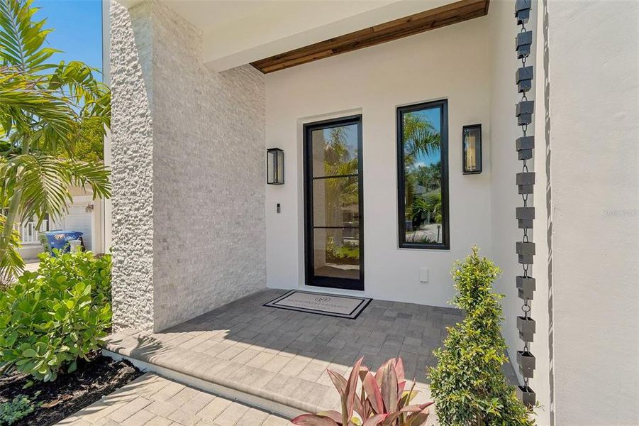 Exterior details and patio area of a home in , Tampa (Image 33).