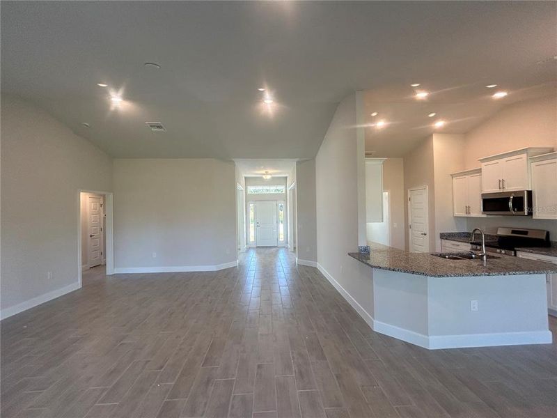 Spacious, unfurnished interior of a new home in Deep Creek, Punta Gorda (Image 19).