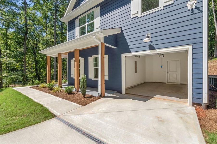 Exterior details and patio area of a home in , Murrayville (Image 28).