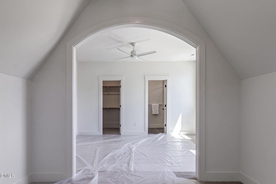 300_MEADOW_WALK_DR_INTERIOR_57