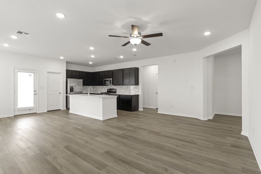 Spacious, unfurnished interior of a new home in Village at Three Oaks, Seguin (Image 22).