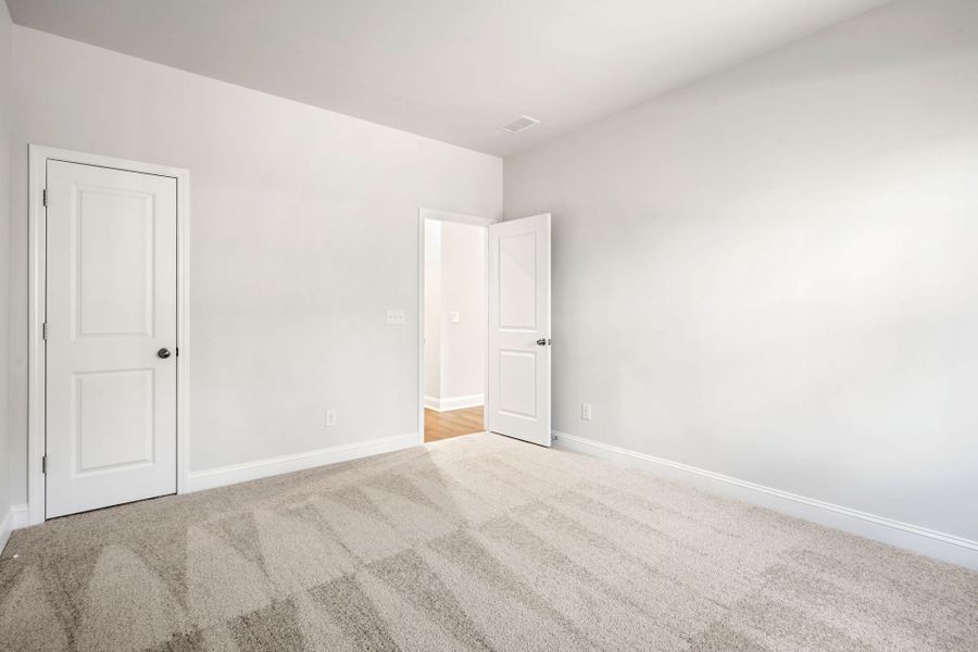 Spacious, unfurnished interior of a new home in Waterways, Richmond Hill (Image 26).