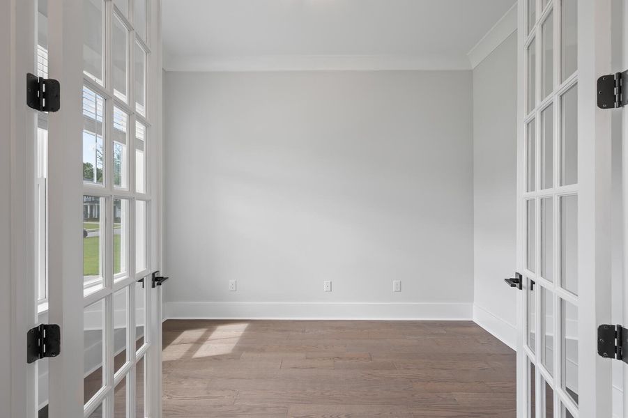 Spacious, unfurnished interior of a new home in Oak Bend, Charleston (Image 13).