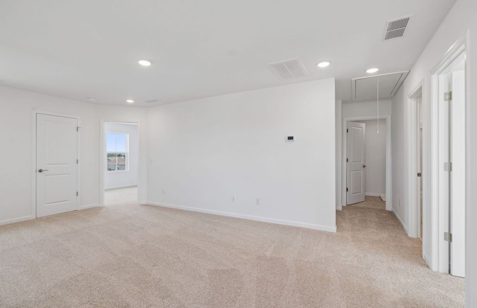 Spacious, unfurnished interior of a new home in Highlands of Carter's Station, Columbia (Image 17).