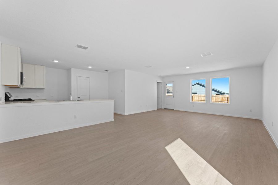 Spacious, unfurnished interior of a new home in Friendship Oaks, Fredericksburg (Image 19).