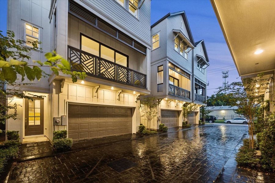 Condo located in Houston, TX showcasing its design and architecture (Image 4).