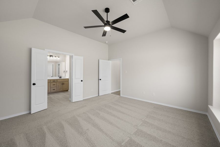 Spacious, unfurnished interior of a new home in Waterford Park, Weatherford (Image 23).
