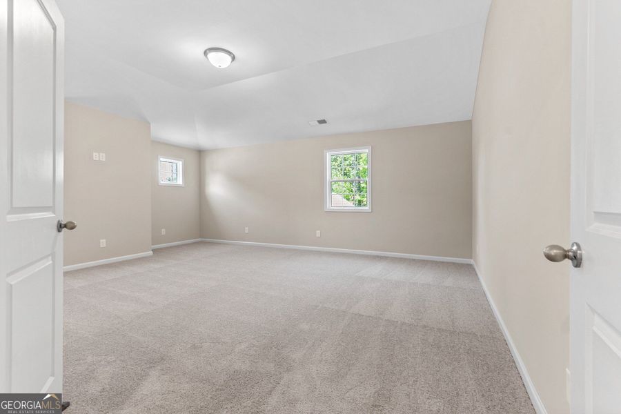 Spacious, unfurnished interior of a new home in Juliette Crossing, Forsyth (Image 66).