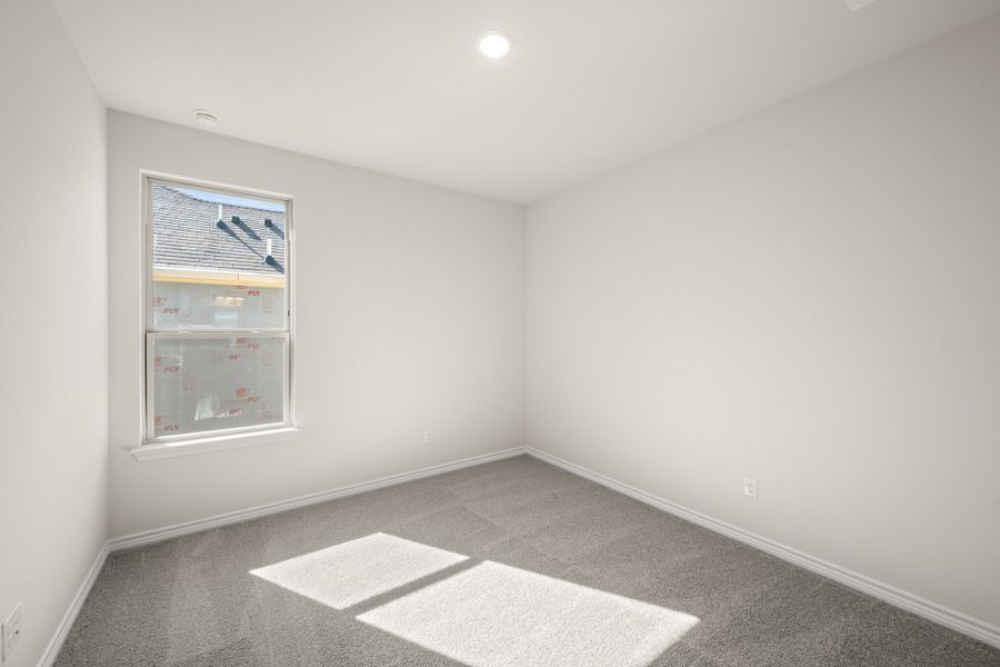 Spacious, unfurnished interior of a new home in Eagle Cove, Denton (Image 27).