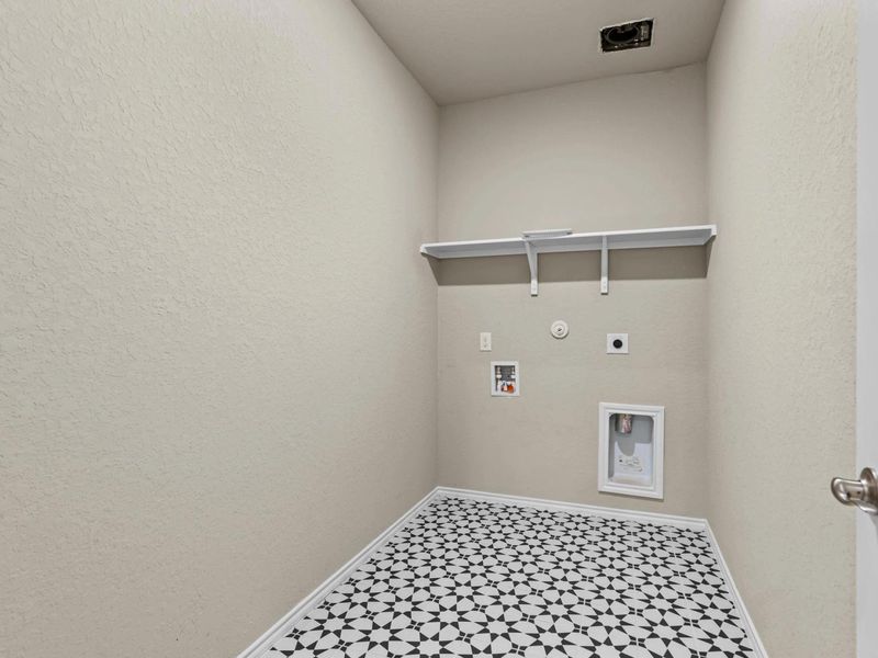 Spacious, unfurnished interior of a new home in Royal Crest, San Antonio (Image 31).