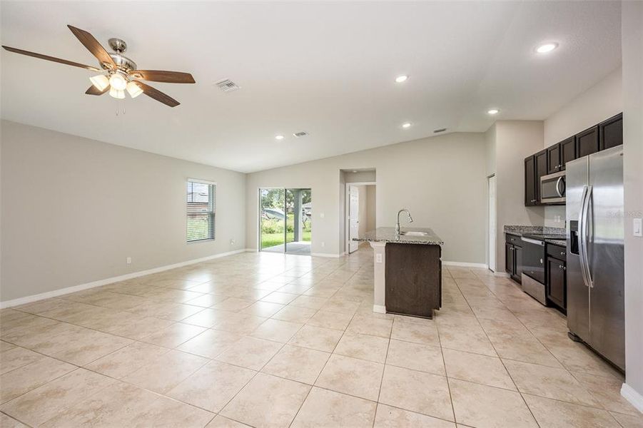 Spacious, unfurnished interior of a new home in , Palm Bay (Image 11).