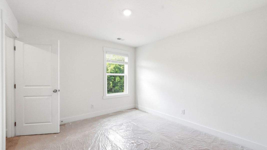 Spacious, unfurnished interior of a new home in Fieldcrest Acres, Blountville (Image 24).