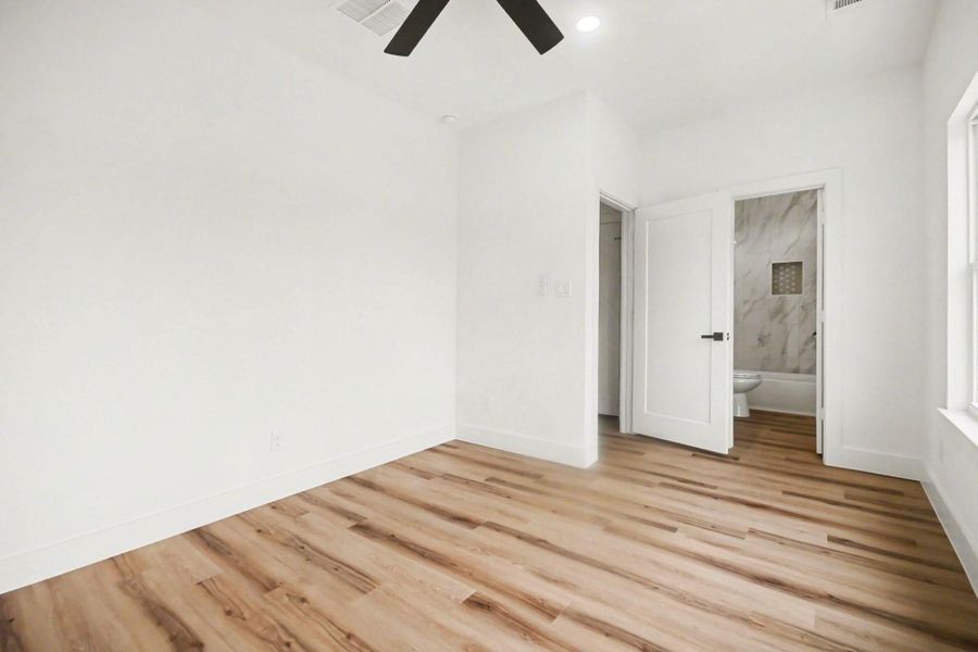 Spacious, unfurnished interior of a new home in , Houston (Image 34).