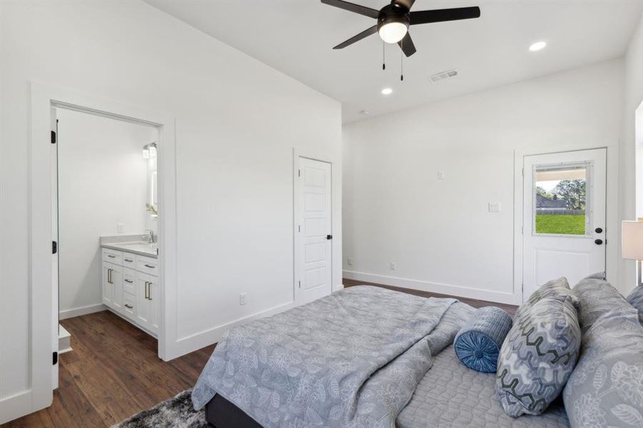 Here you can see the ensuite bathroom and the walk-in closet. Here you can see the ensuite bathroom and the walk-in closet.