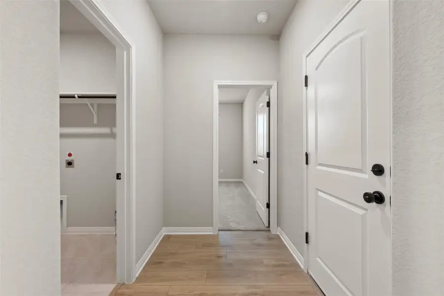 Spacious, unfurnished interior of a new home in Willow Springs, Buda (Image 9).