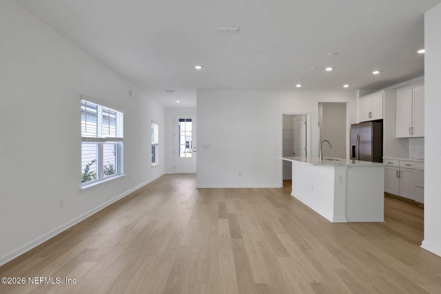 Spacious, unfurnished interior of a new home in Hyland Trail, Middleburg (Image 16).