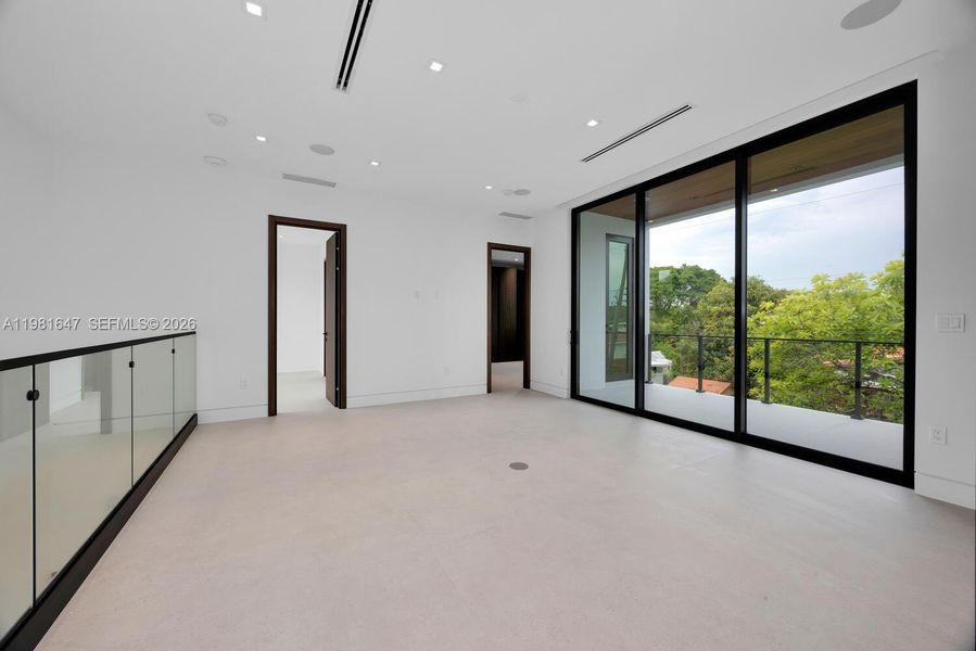 Spacious, unfurnished interior of a new home in , Miami (Image 62).