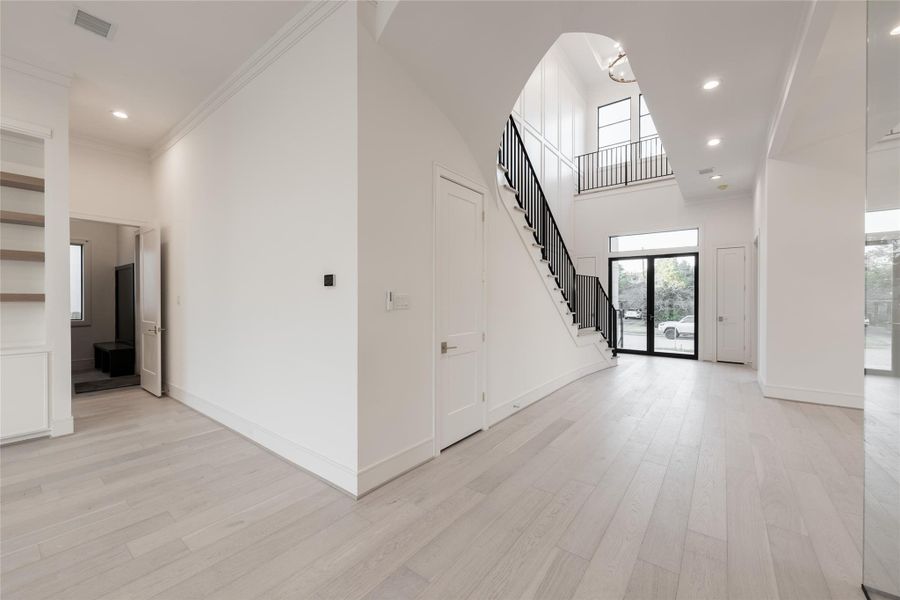 Spacious, unfurnished interior of a new home in , Bellaire (Image 21).