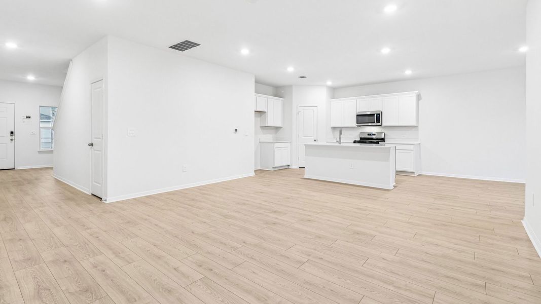 Spacious, unfurnished interior of a new home in Bar W Ranch, Leander (Image 14).