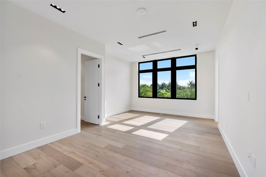 Spacious, unfurnished interior of a new home in , Plantation (Image 22).