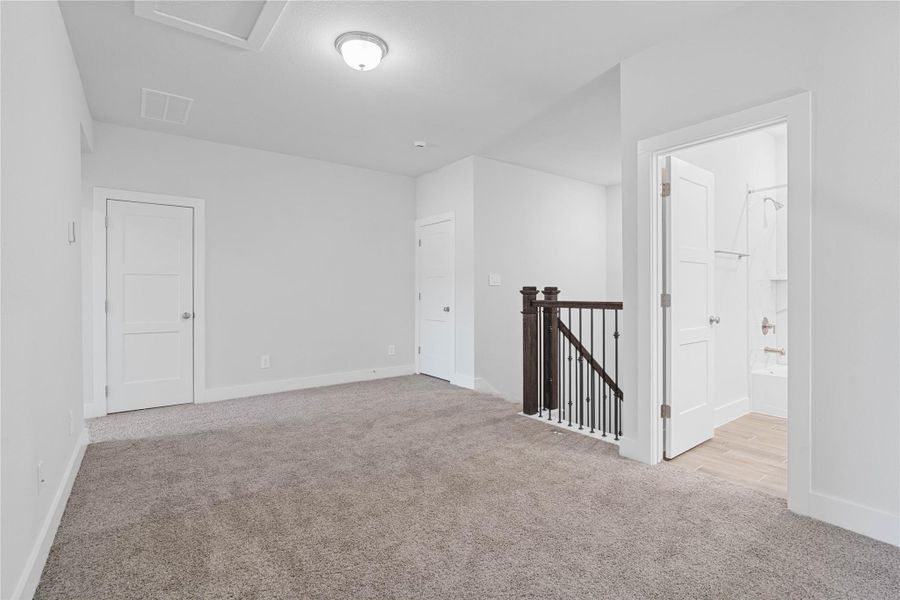 Additional view of the loft - view of the staircase, secondary bathroom and bedrooms. Additional view of the loft - view of the staircase, secondary bathroom and bedrooms.