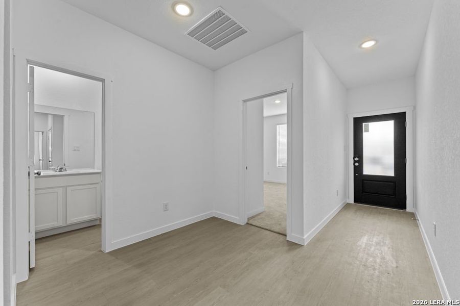 Spacious, unfurnished interior of a new home in Sky Ranch, New Braunfels (Image 16).
