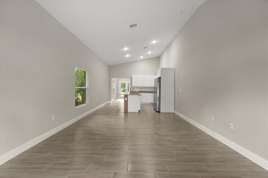 Spacious, unfurnished interior of a new home in , Lake Alfred (Image 18).