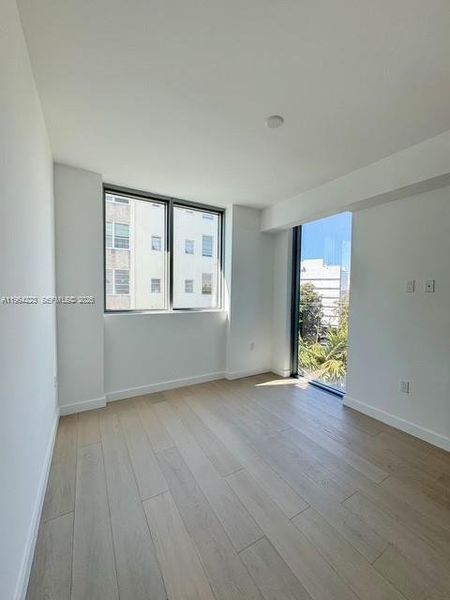 Spacious, unfurnished interior of a new home in , Bal Harbour (Image 13).