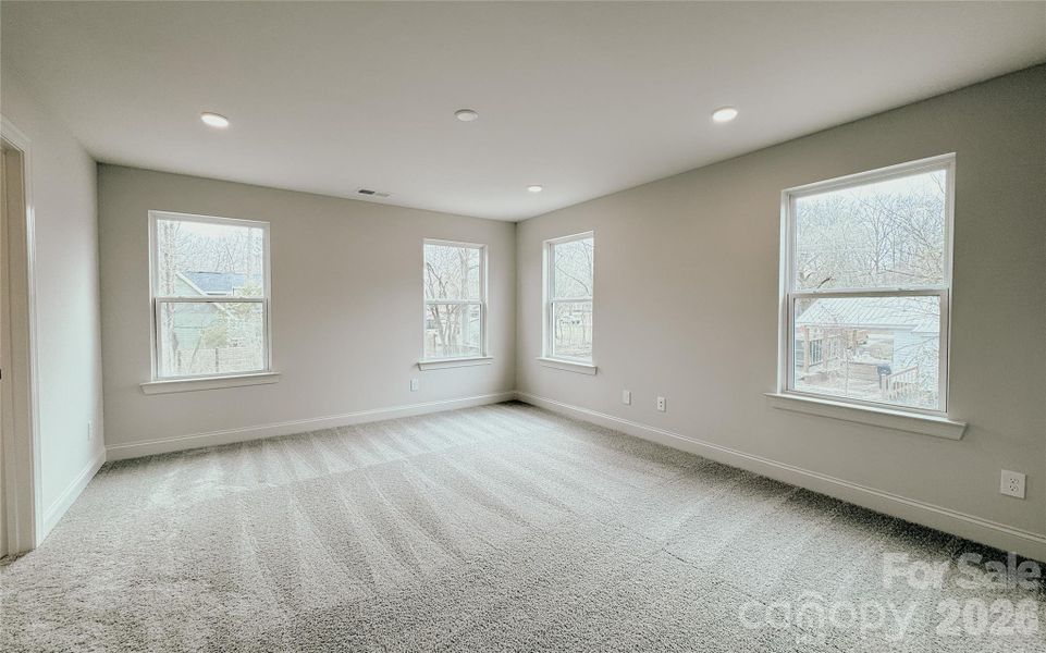 Spacious, unfurnished interior of a new home in , Harrisburg (Image 12).