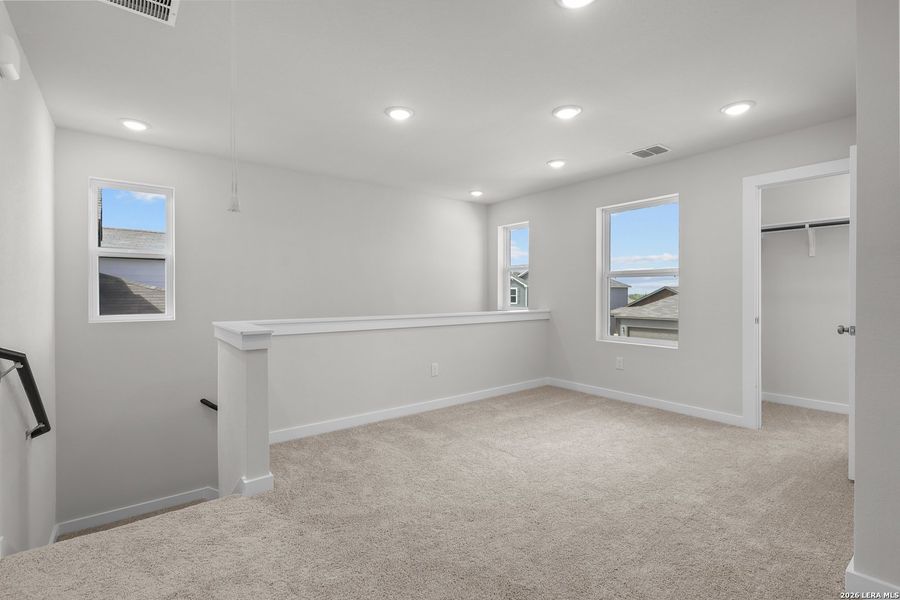 Spacious, unfurnished interior of a new home in Hacienda, San Antonio (Image 24).