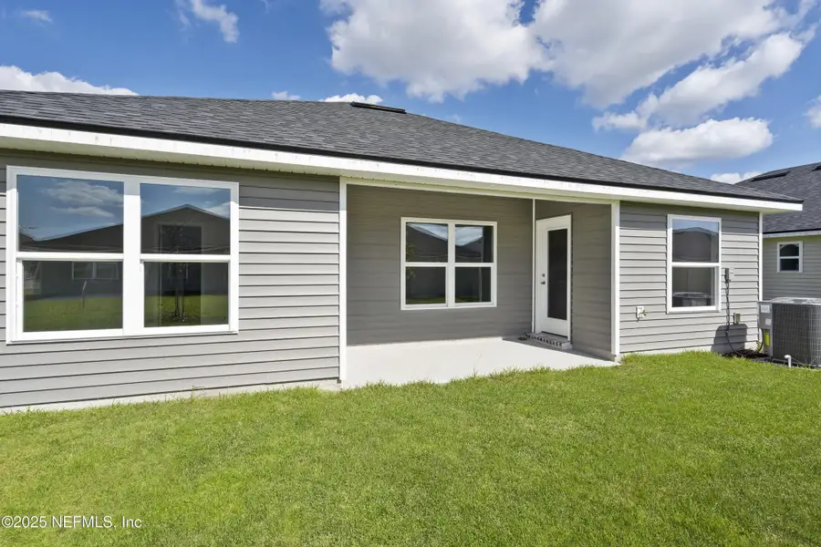 Exterior details and patio area of a home in Summerglen, Jacksonville (Image 4).