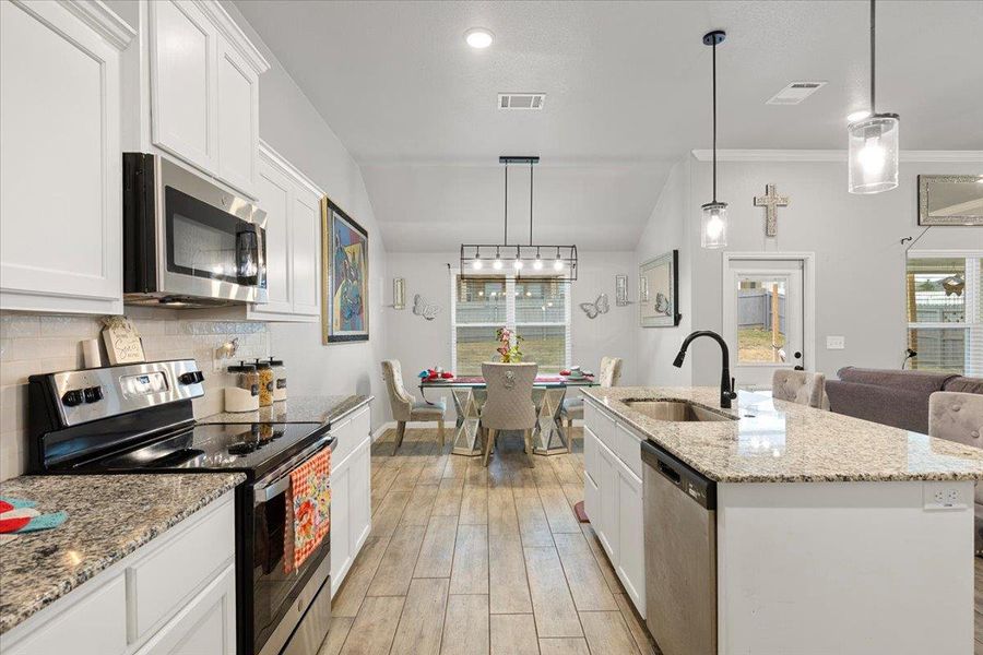 Furnished interior view inside a new home in , Killeen (Image 15).