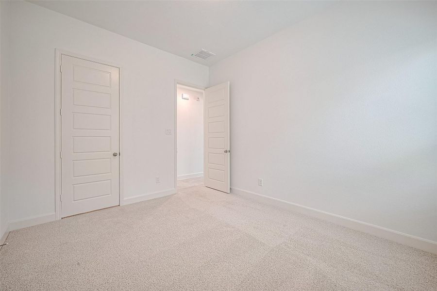 Spacious, unfurnished interior of a new home in Lago Mar, Texas City (Image 36).