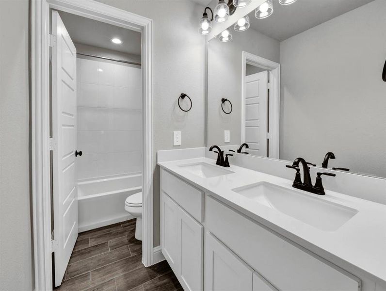 5036 bathupstairs2