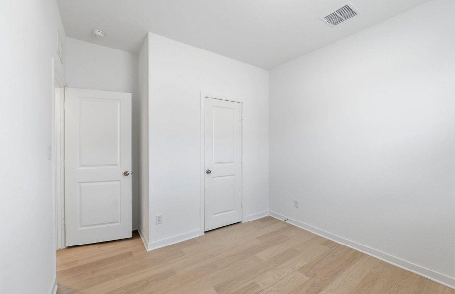 Spacious, unfurnished interior of a new home in Sunfield, Buda (Image 23).
