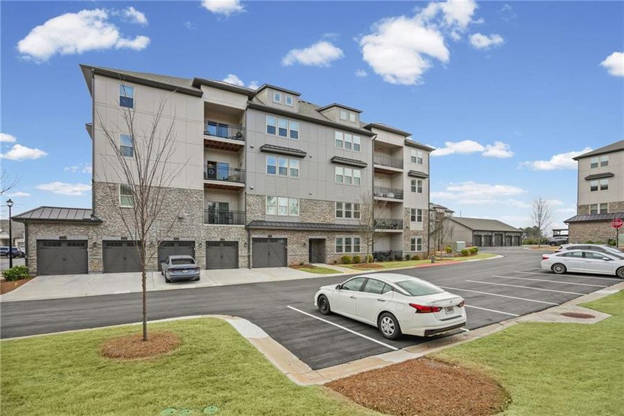 Condo located in Cumming, GA showcasing its design and architecture (Image 25).