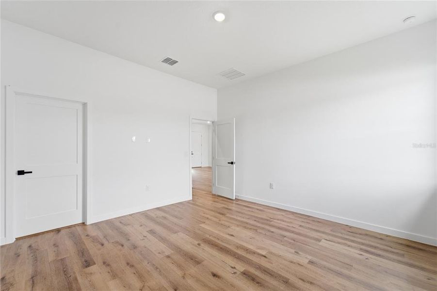 Spacious, unfurnished interior of a new home in , Ocala (Image 33).