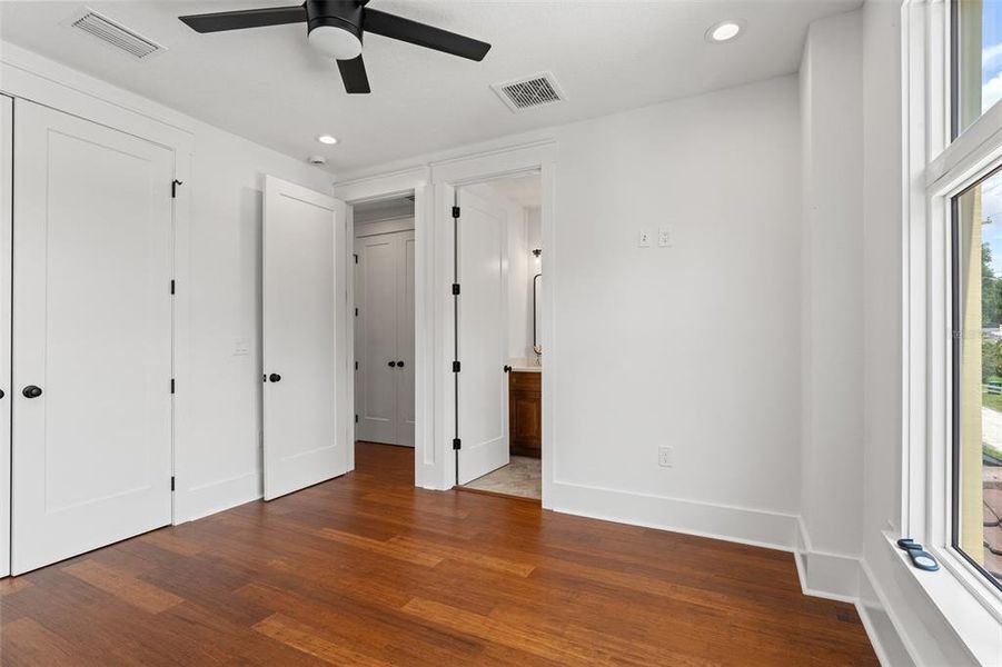 Spacious, unfurnished interior of a new home in , Tampa (Image 42).