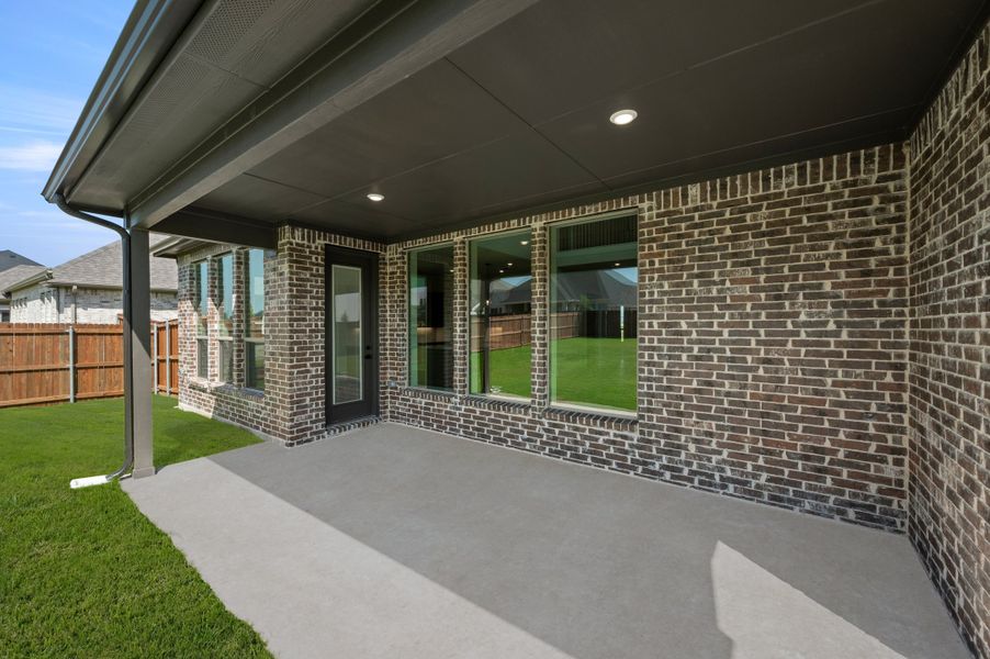 Exterior details and patio area of a home in Myrtle Creek, Waxahachie (Image 3).