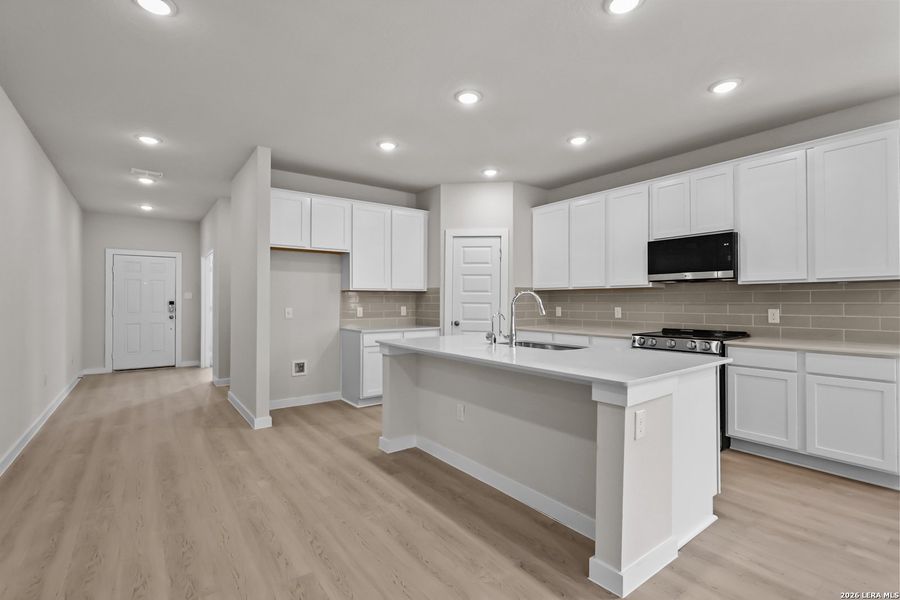 Furnished interior view inside a new home in Hiddenbrooke, Seguin (Image 14).
