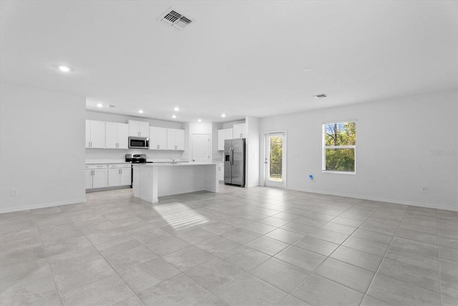 Spacious, unfurnished interior of a new home in , Bradenton (Image 11).