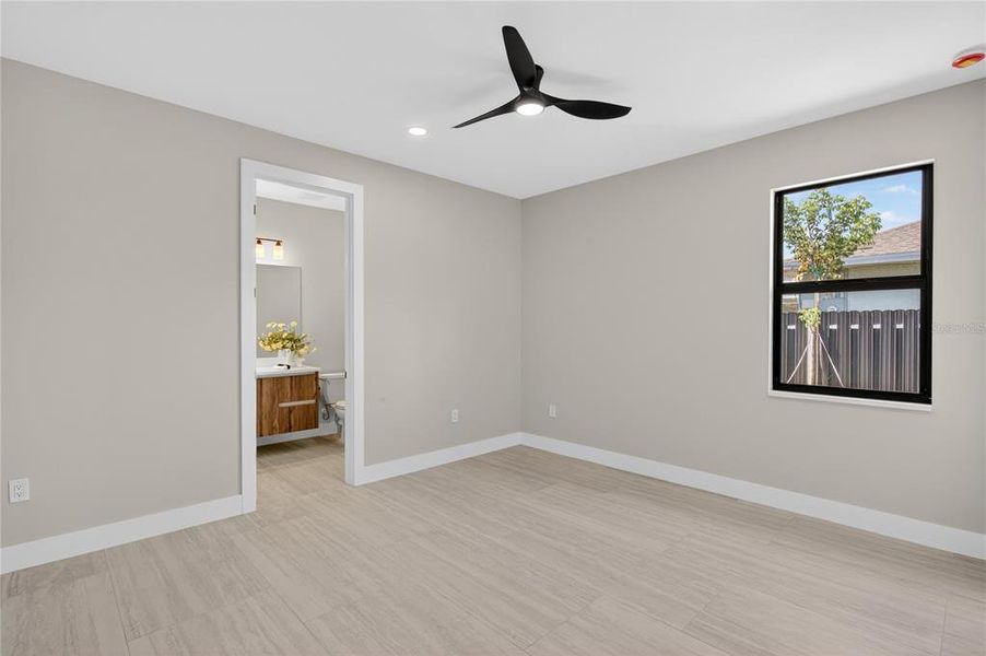 Spacious, unfurnished interior of a new home in , Cape Coral (Image 23).