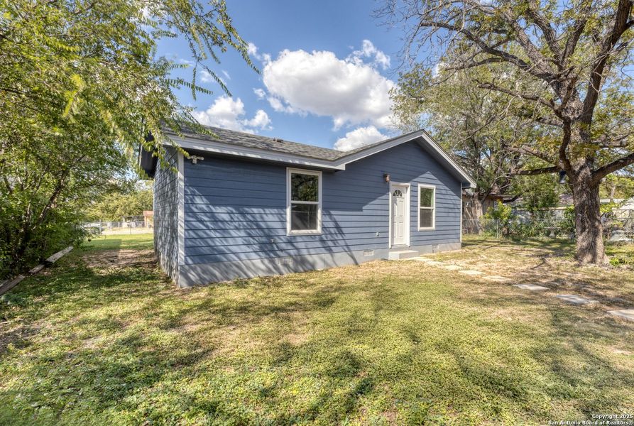 Exterior details and patio area of a home in , Uvalde (Image 15).