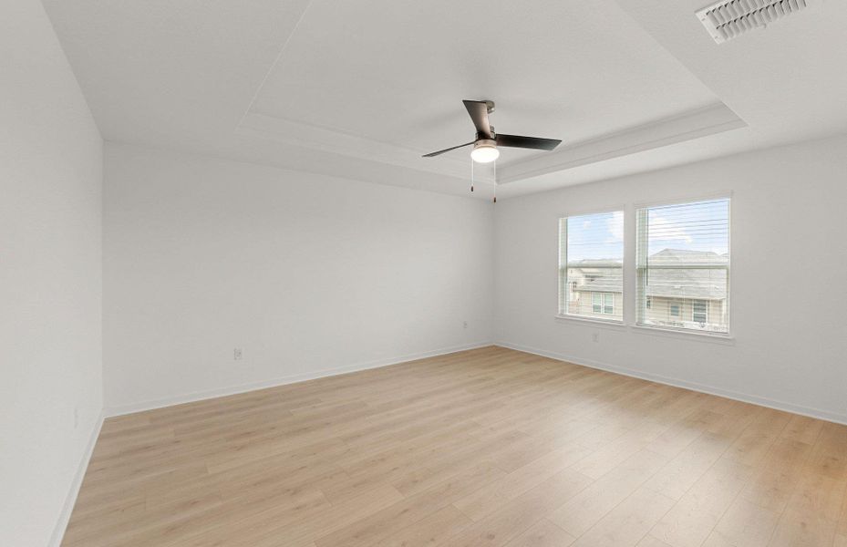 Spacious, unfurnished interior of a new home in Sunfield, Buda (Image 20).