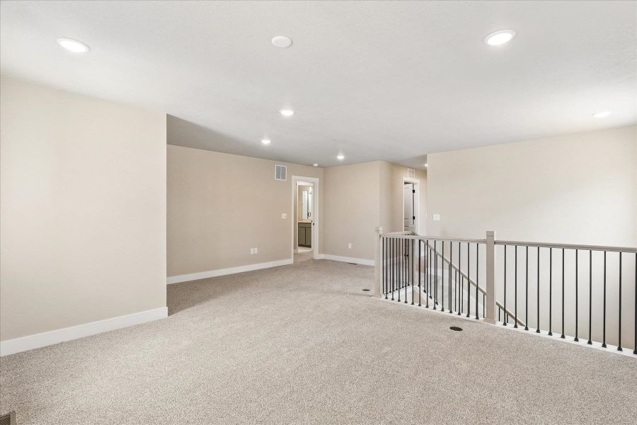 Spacious, unfurnished interior of a new home in Aspen Meadows, Colorado Springs (Image 31).