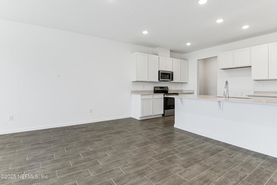 Spacious, unfurnished interior of a new home in Seasons at Grandview Gardens, Deland (Image 15).