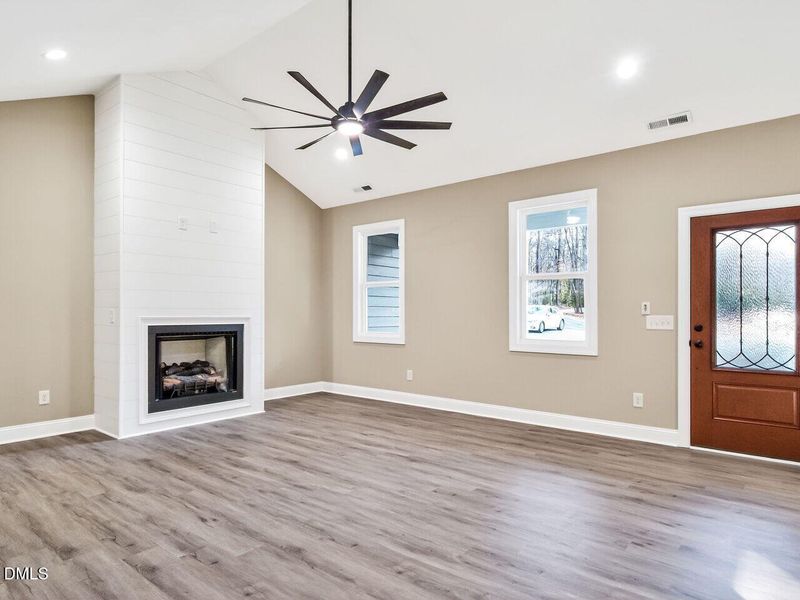 004-1280x960-living-room