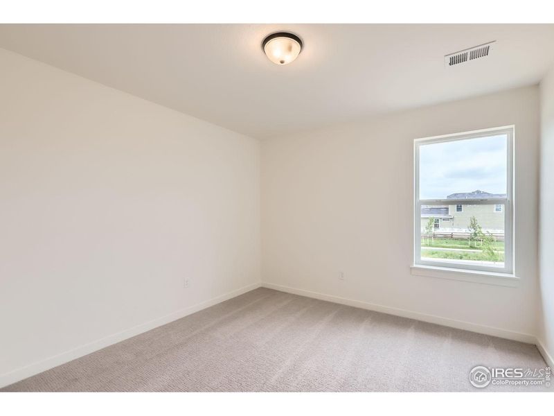 Spacious, unfurnished interior of a new home in Barefoot Lakes, Longmont (Image 15).