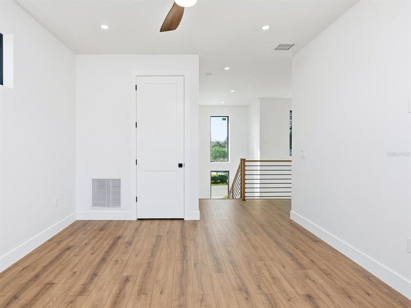 Spacious, unfurnished interior of a new home in , Sarasota (Image 23).