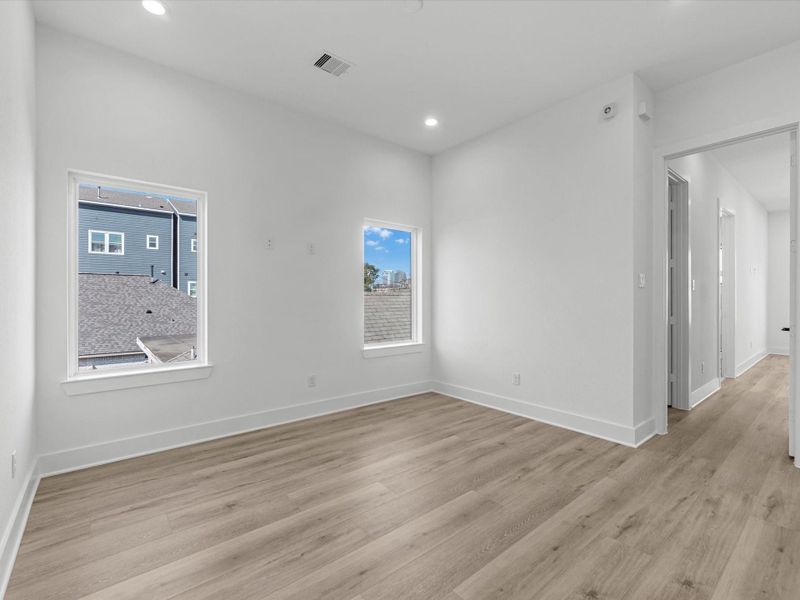 Spacious, unfurnished interior of a new home in , Houston (Image 24).